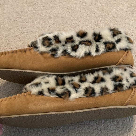 NEW. Minnetonka Slippers Size 9 - Picture 3 of 6